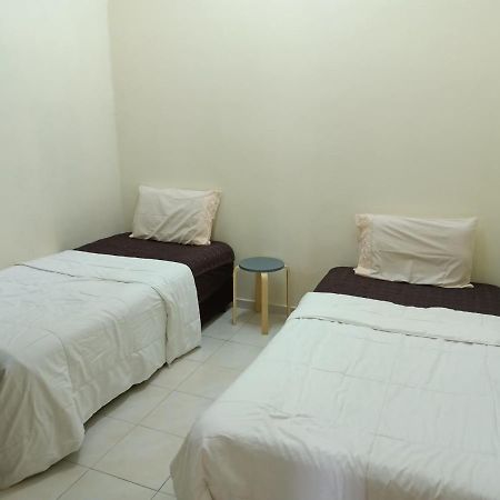 Oyo Home 90419 Sahar Guesthouse Malacca Esterno foto