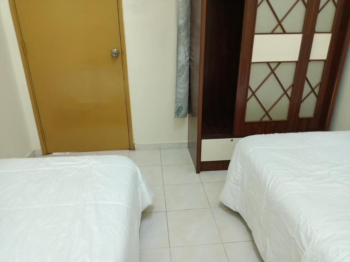 Oyo Home 90419 Sahar Guesthouse Malacca Esterno foto