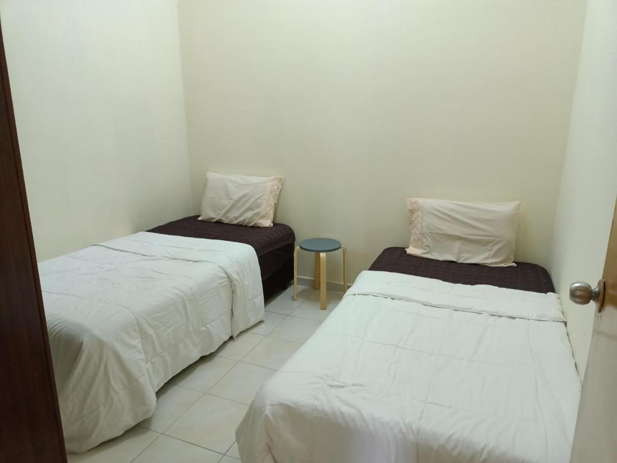 Oyo Home 90419 Sahar Guesthouse Malacca Esterno foto