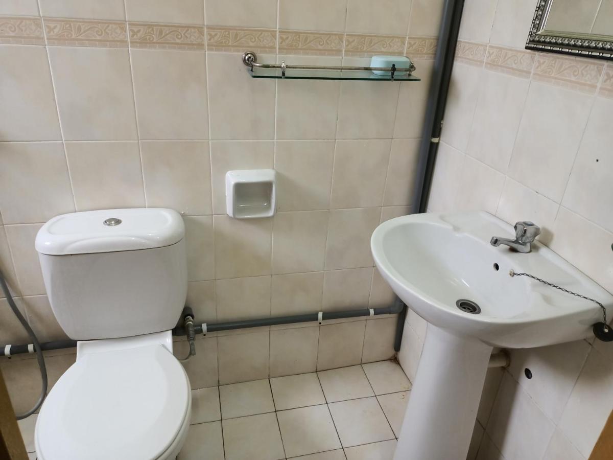 Oyo Home 90419 Sahar Guesthouse Malacca Esterno foto