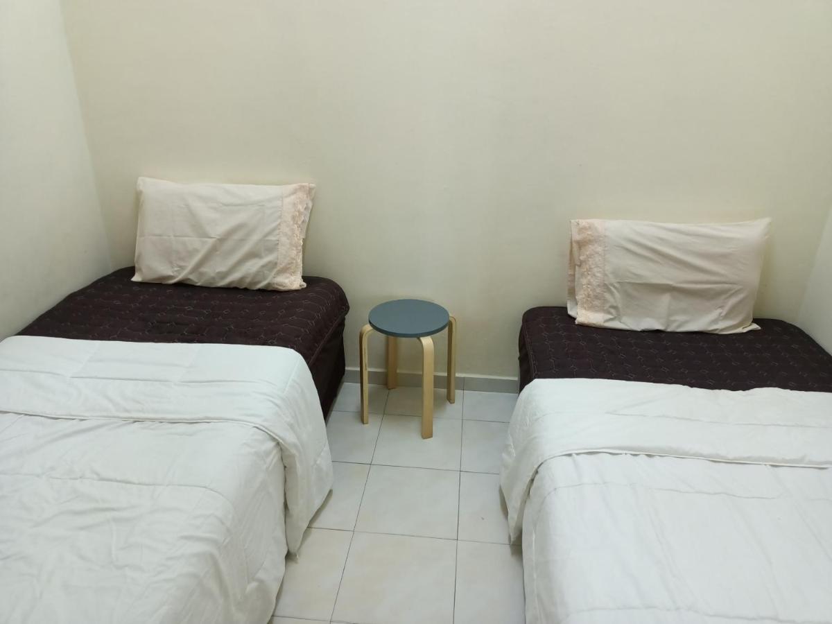Oyo Home 90419 Sahar Guesthouse Malacca Esterno foto