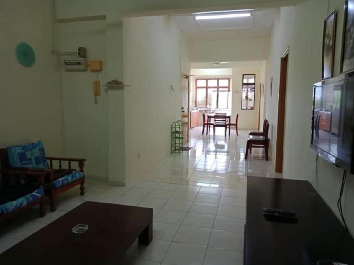 Oyo Home 90419 Sahar Guesthouse Malacca Esterno foto