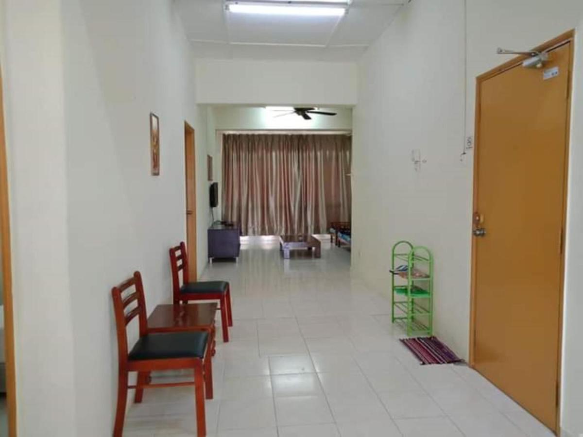 Oyo Home 90419 Sahar Guesthouse Malacca Esterno foto