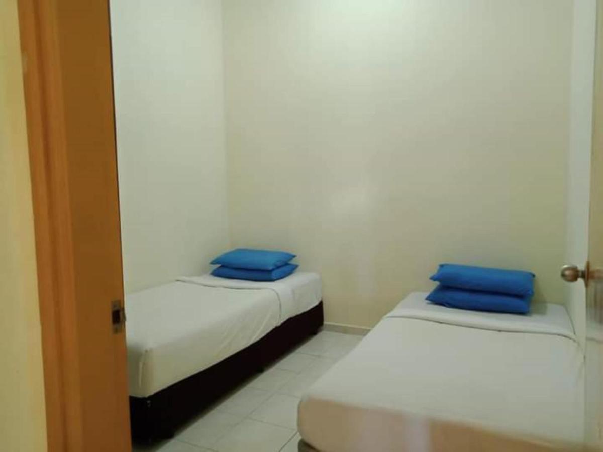 Oyo Home 90419 Sahar Guesthouse Malacca Esterno foto